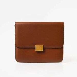 FRAME  Le Signature Flap Bag. Brown leather and gold hardware